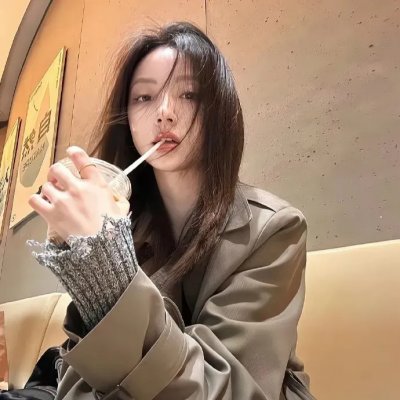 戴流苏耳环的少女